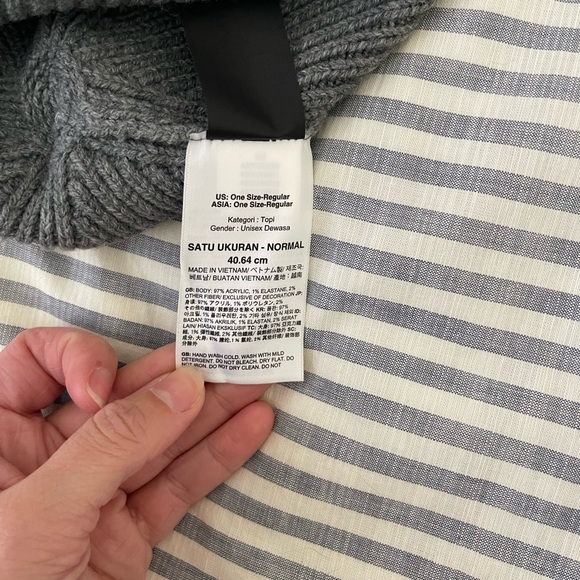 The North Face Logo Box Cuffed Beanie - Picture 5 of 9